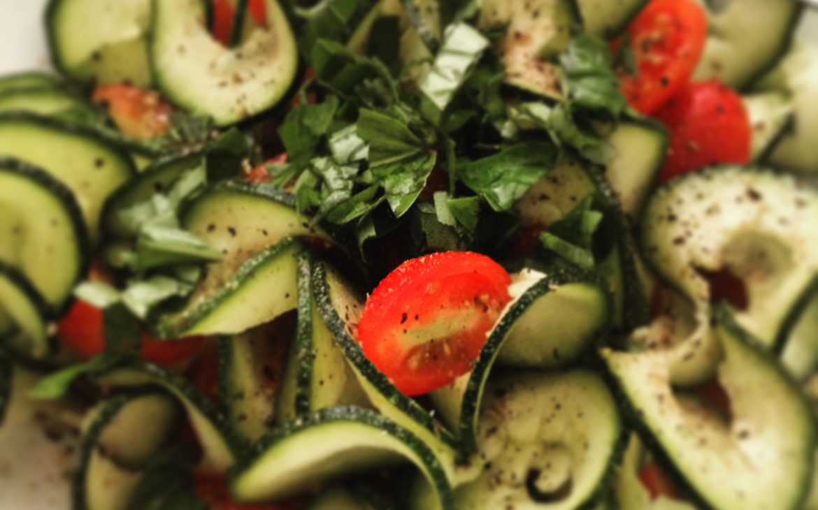 Zucchini ribbons with tomato and basil - Raw at 50